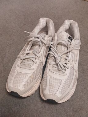 Nike Men's Zoom Vomero 5 Sneakers